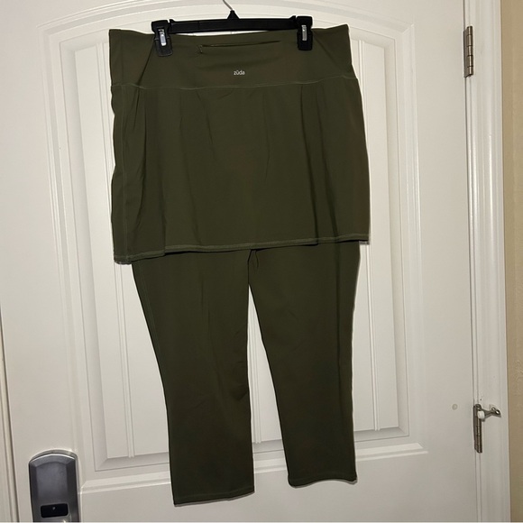 Zuda Green Athletic 2 in 1 Capris Size XL - Picture 4 of 10